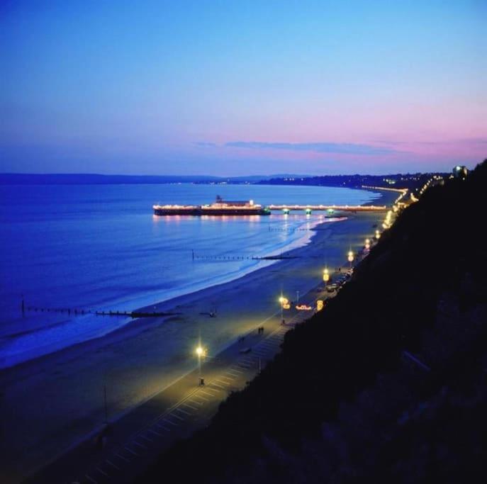 Bournecoast - Stylish Flat With Balcony - Sea Glimpses - 10 Min Walk To Beach - Parking - Wifi - Fm8405 บอร์นมัธ ภายนอก รูปภาพ