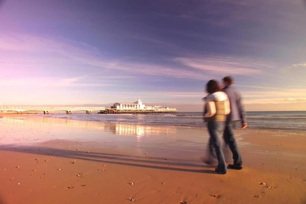 Bournecoast - Stylish Flat With Balcony - Sea Glimpses - 10 Min Walk To Beach - Parking - Wifi - Fm8405 บอร์นมัธ ภายนอก รูปภาพ