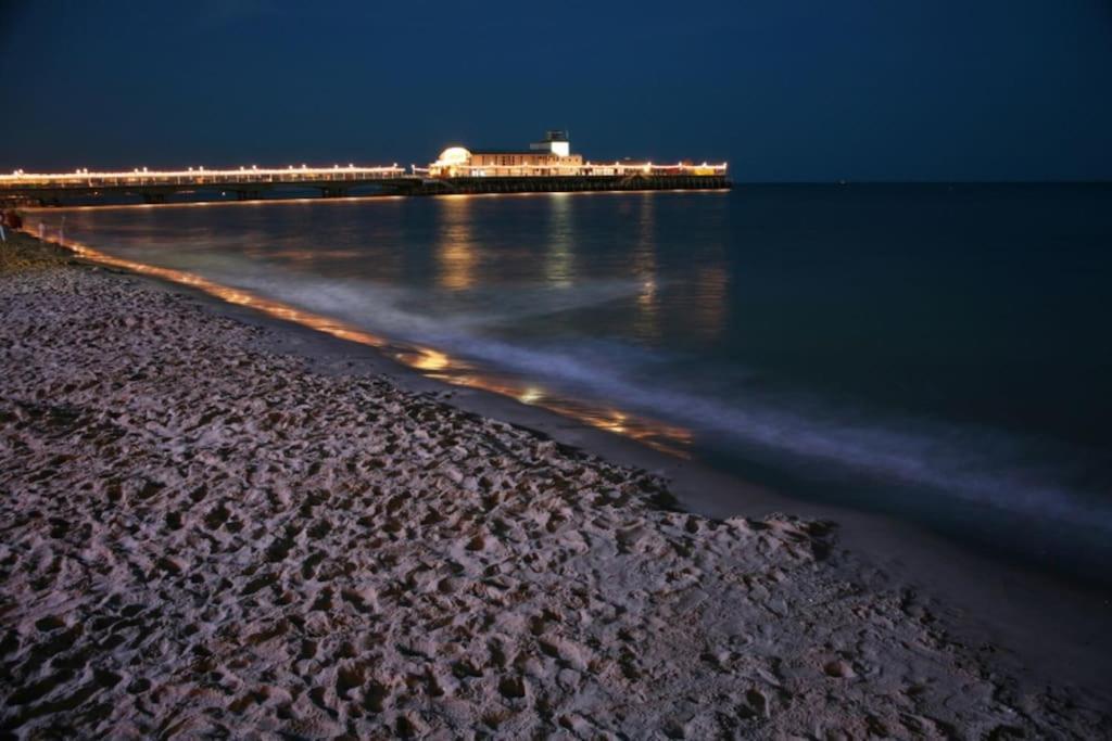 Bournecoast - Stylish Flat With Balcony - Sea Glimpses - 10 Min Walk To Beach - Parking - Wifi - Fm8405 บอร์นมัธ ภายนอก รูปภาพ
