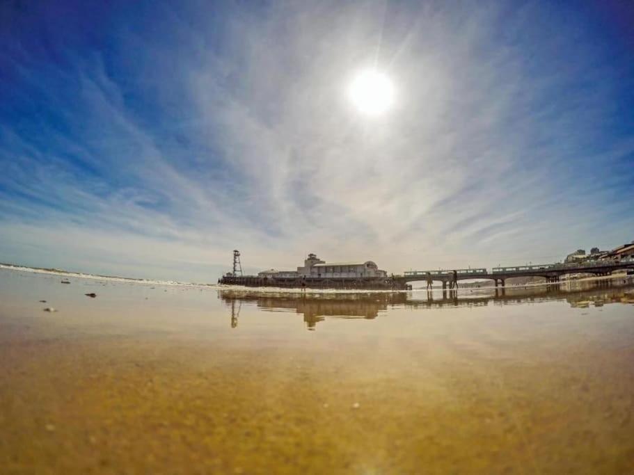 Bournecoast - Stylish Flat With Balcony - Sea Glimpses - 10 Min Walk To Beach - Parking - Wifi - Fm8405 บอร์นมัธ ภายนอก รูปภาพ