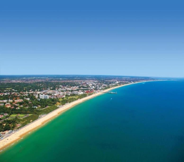 Bournecoast - Stylish Flat With Balcony - Sea Glimpses - 10 Min Walk To Beach - Parking - Wifi - Fm8405 บอร์นมัธ ภายนอก รูปภาพ
