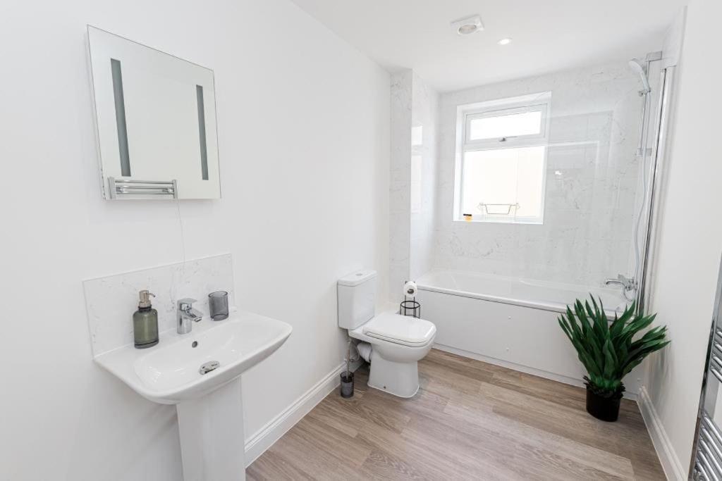 Bournecoast - Stylish Flat With Balcony - Sea Glimpses - 10 Min Walk To Beach - Parking - Wifi - Fm8405 บอร์นมัธ ภายนอก รูปภาพ