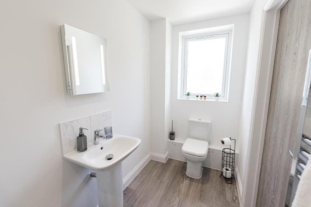 Bournecoast - Stylish Flat With Balcony - Sea Glimpses - 10 Min Walk To Beach - Parking - Wifi - Fm8405 บอร์นมัธ ภายนอก รูปภาพ