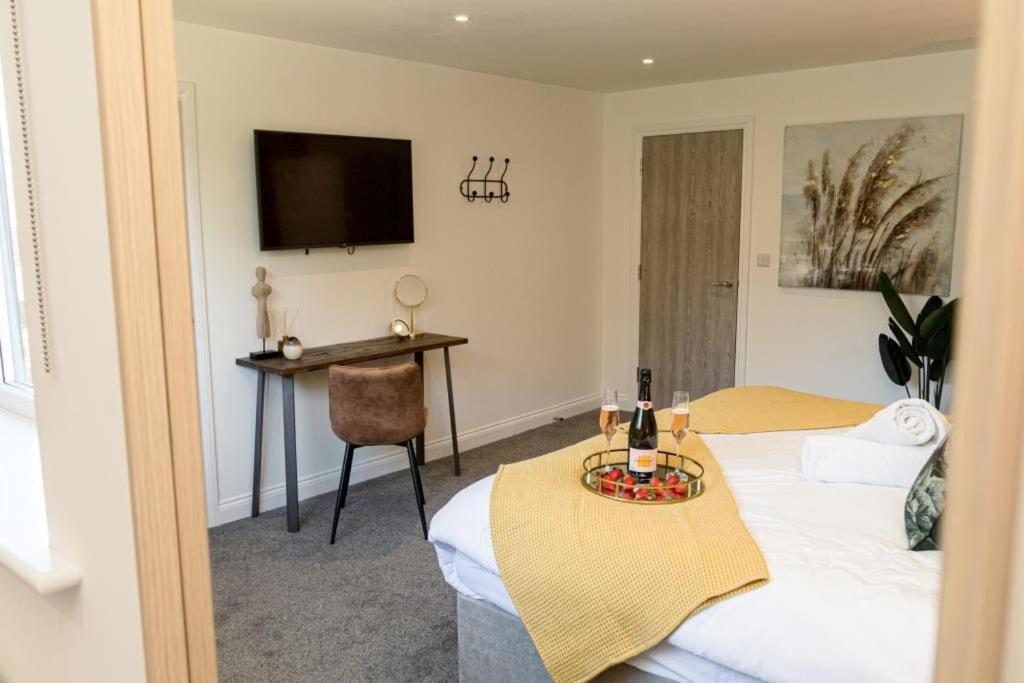 Bournecoast - Stylish Flat With Balcony - Sea Glimpses - 10 Min Walk To Beach - Parking - Wifi - Fm8405 บอร์นมัธ ภายนอก รูปภาพ