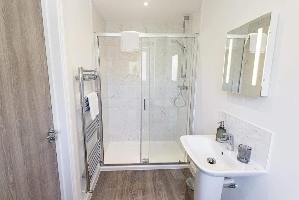 Bournecoast - Stylish Flat With Balcony - Sea Glimpses - 10 Min Walk To Beach - Parking - Wifi - Fm8405 บอร์นมัธ ภายนอก รูปภาพ