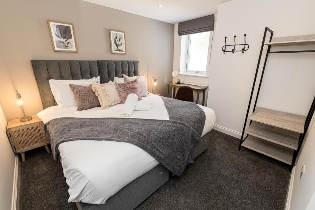 Bournecoast - Stylish Flat With Balcony - Sea Glimpses - 10 Min Walk To Beach - Parking - Wifi - Fm8405 บอร์นมัธ ภายนอก รูปภาพ