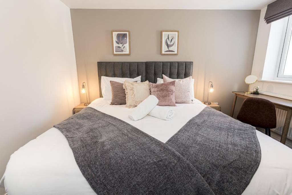 Bournecoast - Stylish Flat With Balcony - Sea Glimpses - 10 Min Walk To Beach - Parking - Wifi - Fm8405 บอร์นมัธ ภายนอก รูปภาพ