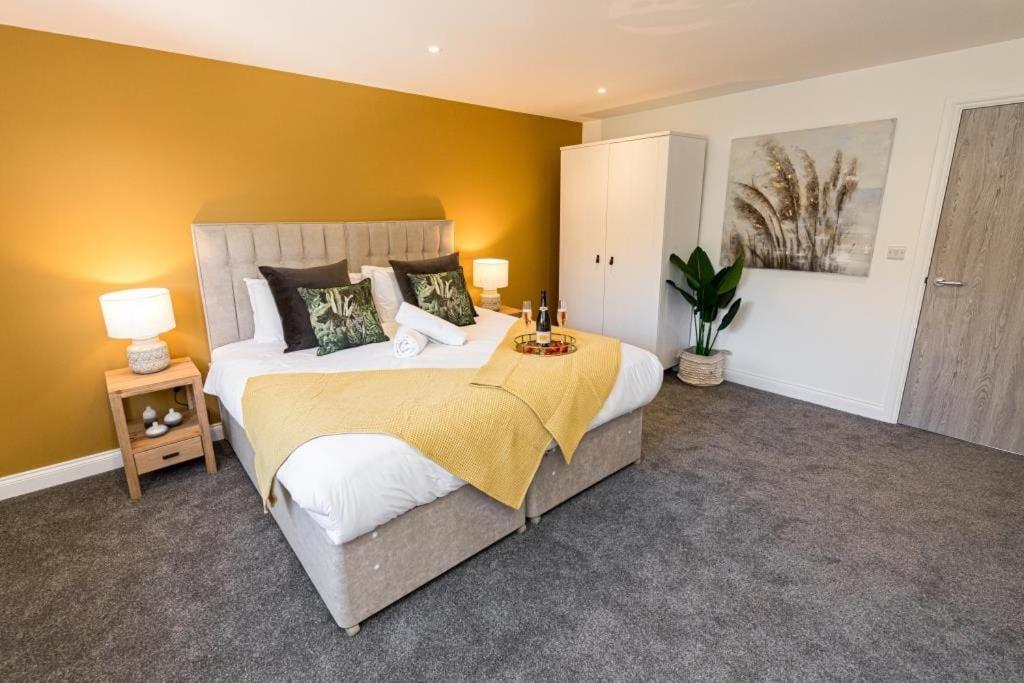 Bournecoast - Stylish Flat With Balcony - Sea Glimpses - 10 Min Walk To Beach - Parking - Wifi - Fm8405 บอร์นมัธ ภายนอก รูปภาพ