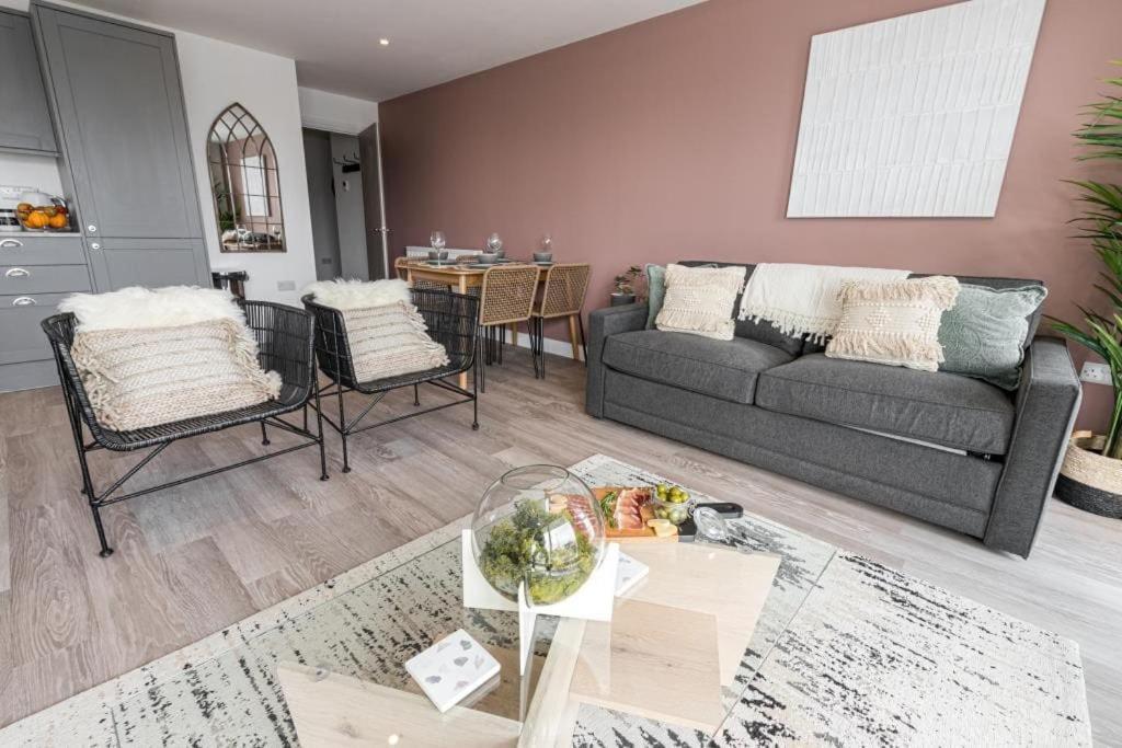 Bournecoast - Stylish Flat With Balcony - Sea Glimpses - 10 Min Walk To Beach - Parking - Wifi - Fm8405 บอร์นมัธ ภายนอก รูปภาพ