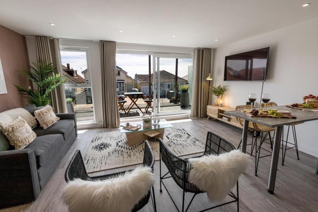 Bournecoast - Stylish Flat With Balcony - Sea Glimpses - 10 Min Walk To Beach - Parking - Wifi - Fm8405 บอร์นมัธ ภายนอก รูปภาพ