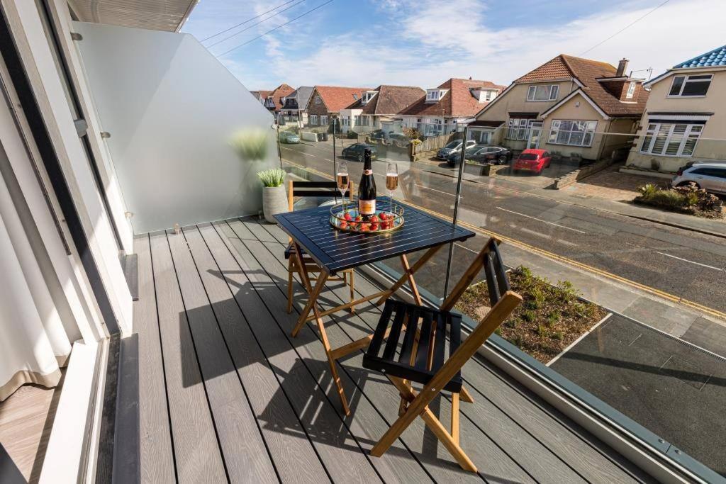 Bournecoast - Stylish Flat With Balcony - Sea Glimpses - 10 Min Walk To Beach - Parking - Wifi - Fm8405 บอร์นมัธ ภายนอก รูปภาพ