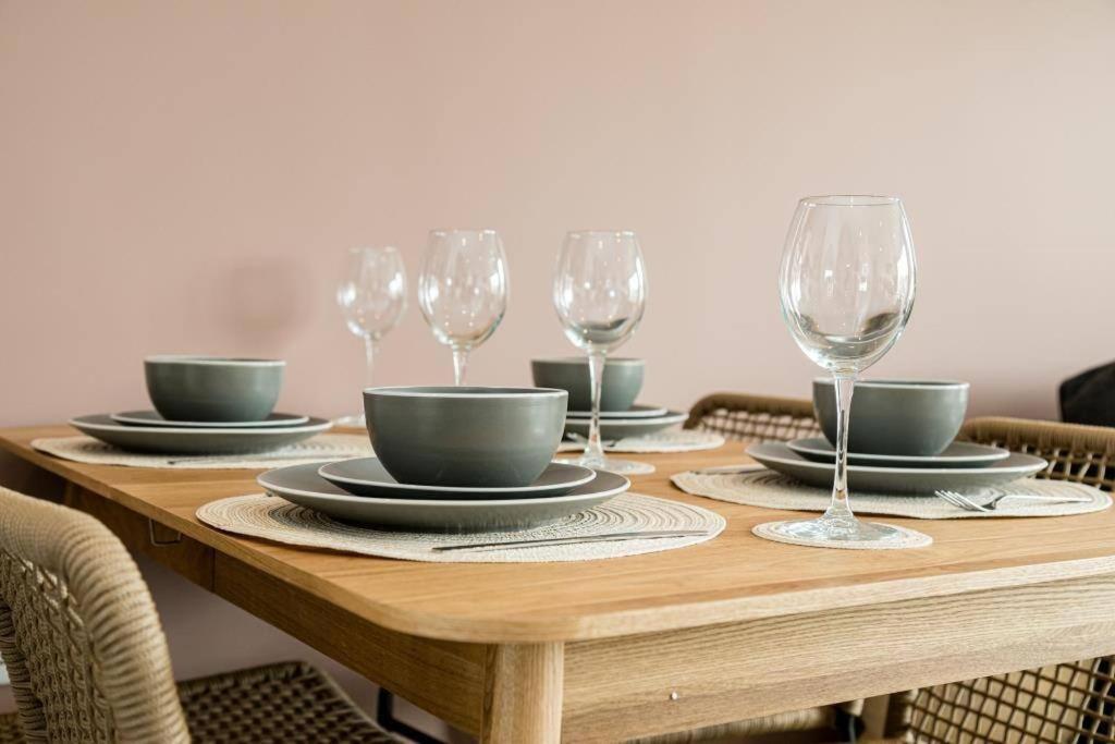 Bournecoast - Stylish Flat With Balcony - Sea Glimpses - 10 Min Walk To Beach - Parking - Wifi - Fm8405 บอร์นมัธ ภายนอก รูปภาพ