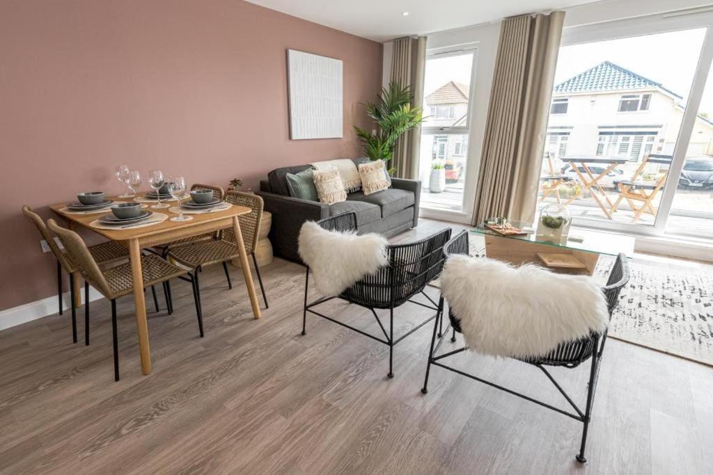Bournecoast - Stylish Flat With Balcony - Sea Glimpses - 10 Min Walk To Beach - Parking - Wifi - Fm8405 บอร์นมัธ ภายนอก รูปภาพ