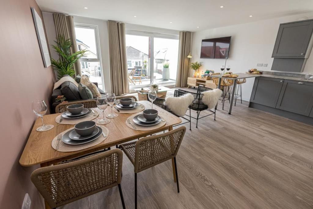 Bournecoast - Stylish Flat With Balcony - Sea Glimpses - 10 Min Walk To Beach - Parking - Wifi - Fm8405 บอร์นมัธ ภายนอก รูปภาพ
