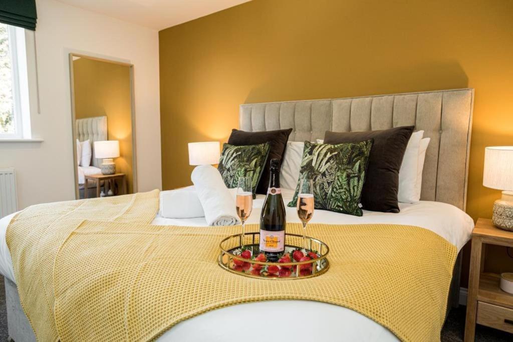 Bournecoast - Stylish Flat With Balcony - Sea Glimpses - 10 Min Walk To Beach - Parking - Wifi - Fm8405 บอร์นมัธ ภายนอก รูปภาพ
